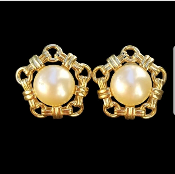RICHELIEU VINTAGE GOLDTONED & FAUX PEARL STATEMENT EARRINGS - Picture 4 of 5